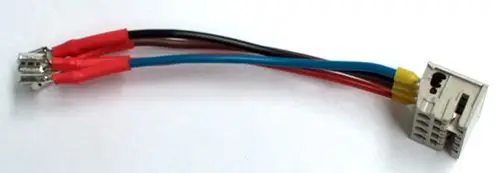 Kabel mit mehreren farbigen Drähten und einem Stecker, geeignet für Daikin-Produkte, speziell im Zusammenhang mit ROTEX-Geräten.